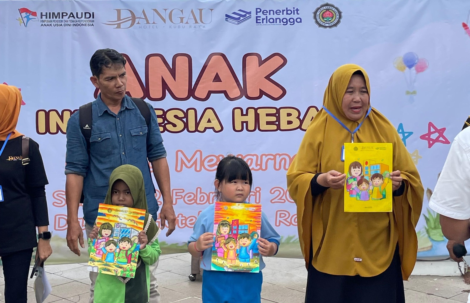 KARYA : Beberapa hasil karya peserta kegiatan mewarnai yang digelar oleh Dangau Hotel, Sabtu (22/2).