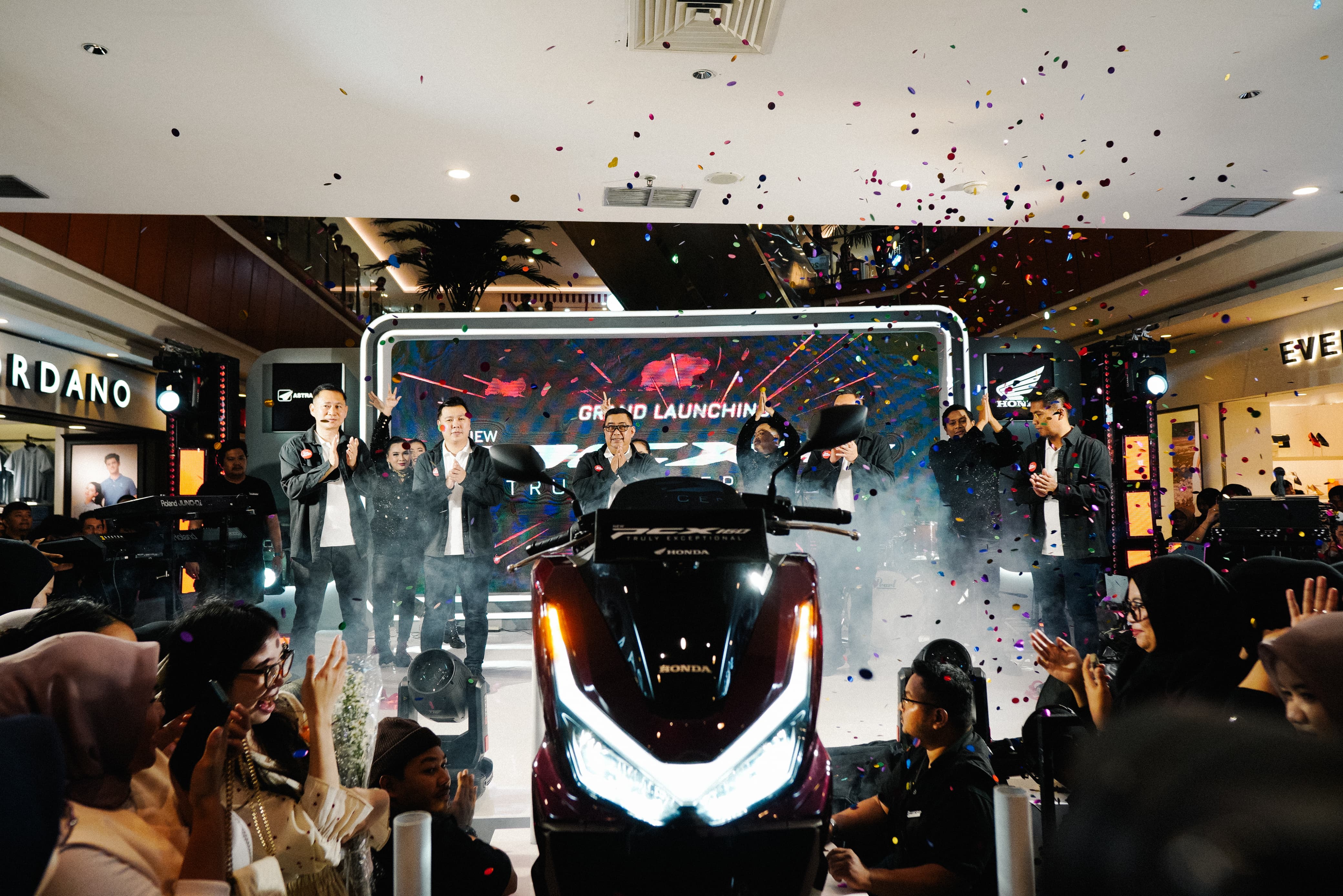 Astra Motor Kalimantan Barat resmi memperkenalkan New Honda PCX 160 generasi terbaru melalui launching yang diselenggerakan pada hari Sabtu, 22 Februari 2025 di Ayani Mega Mal.