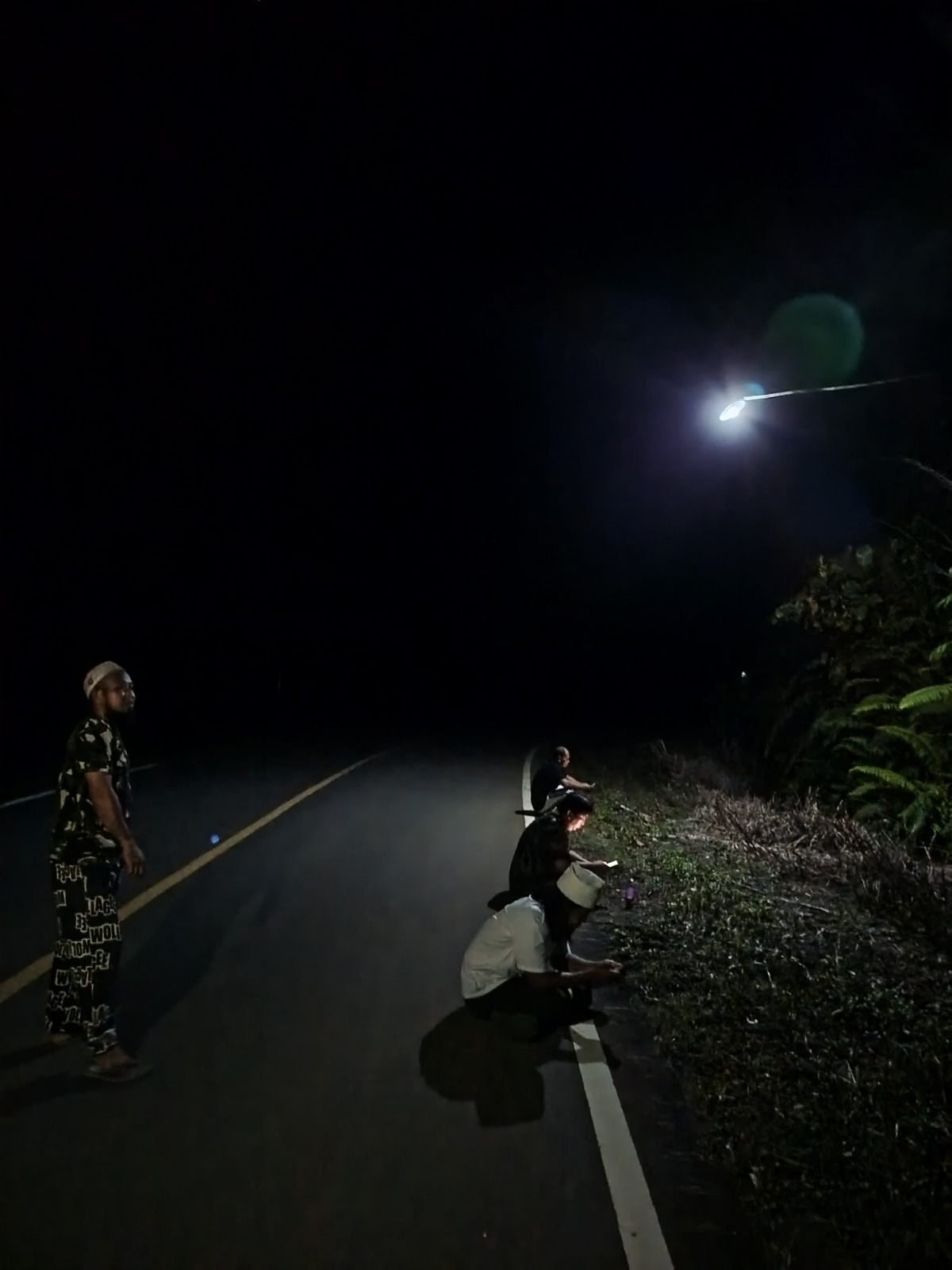 Warga Sinjan harus mendaki bukit dan berkumpul di kegelapan demi mendapatkan sinyal seluler.