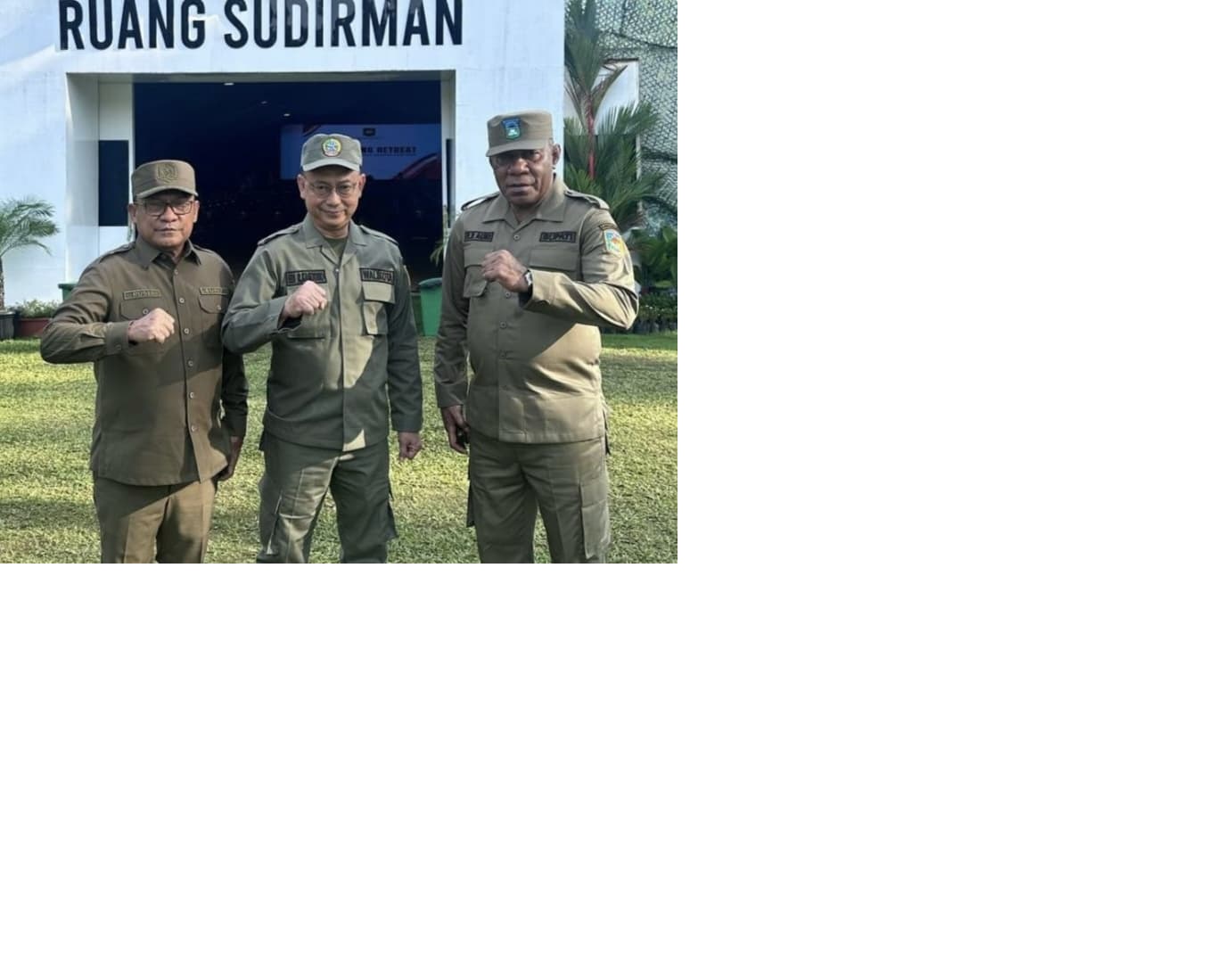 BERSAMA: Wali Kota Pontianak Edi Rusdi Kamtono (tengah), bersama kepala daerah lainnya berseragam satpol PP mengabadikan momen saat retret di Akmil Magelang.