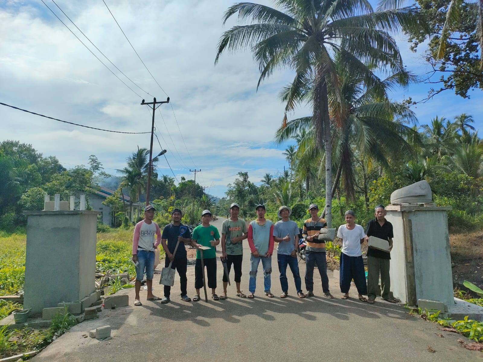 SWADAYA: Warga Parit Lintang membangun secara swadaya gerbang masuk ke dusun mereka.