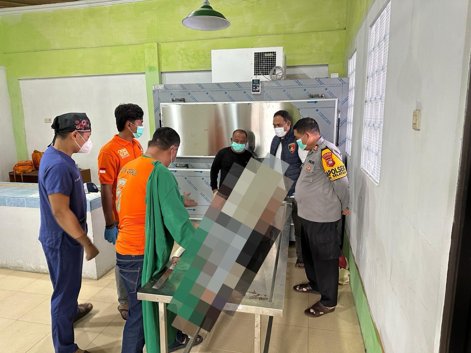 VISUM: Polisi mendampingi pemeriksaan visum terhadap jasad pria yang gantung diri di Kecamatan MHS, Jumat (21/2) sore.