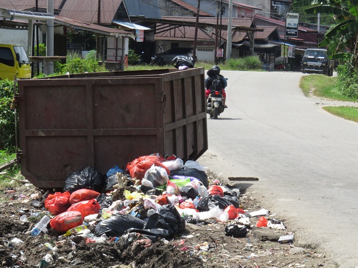 SAMPAH: Kondisi salah satu Tempat Pembuang Sampah (TPS) di Kecamtan Ngabang. Dalam sehari sampah di kecamatan ini bisa mencapai 20 ton.