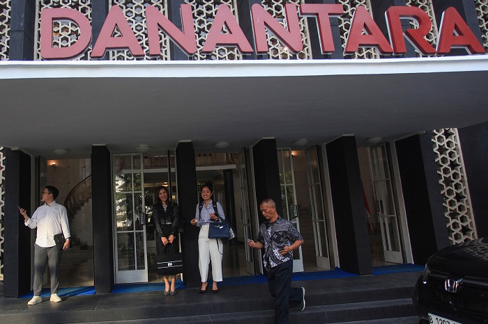 Sejumlah karyawan keluar dari Gedung Badan Pengelola Investasi Daya Anagata Nusantara (BPI Danantara)  di Jakarta, Jumat (7/2/2025). BPI Danantara telah dibentuk melalui pengesahan RUU tentang perubahan ketiga atas UU Nomor 19 tahun 2003 tentang BUMN menj
