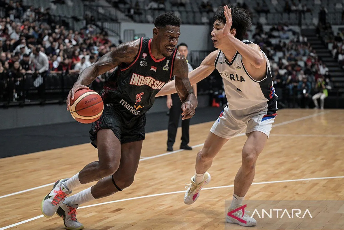 BERJUANG KERAS: Pebasket Indonesia Lester Prosper (kiri) berusaha melewati pebasket Korsel Weon Seok Lee dalam pertandingan kualifikasi FIBA Asia Cup 2025 di GBK, Minggu (23/2).