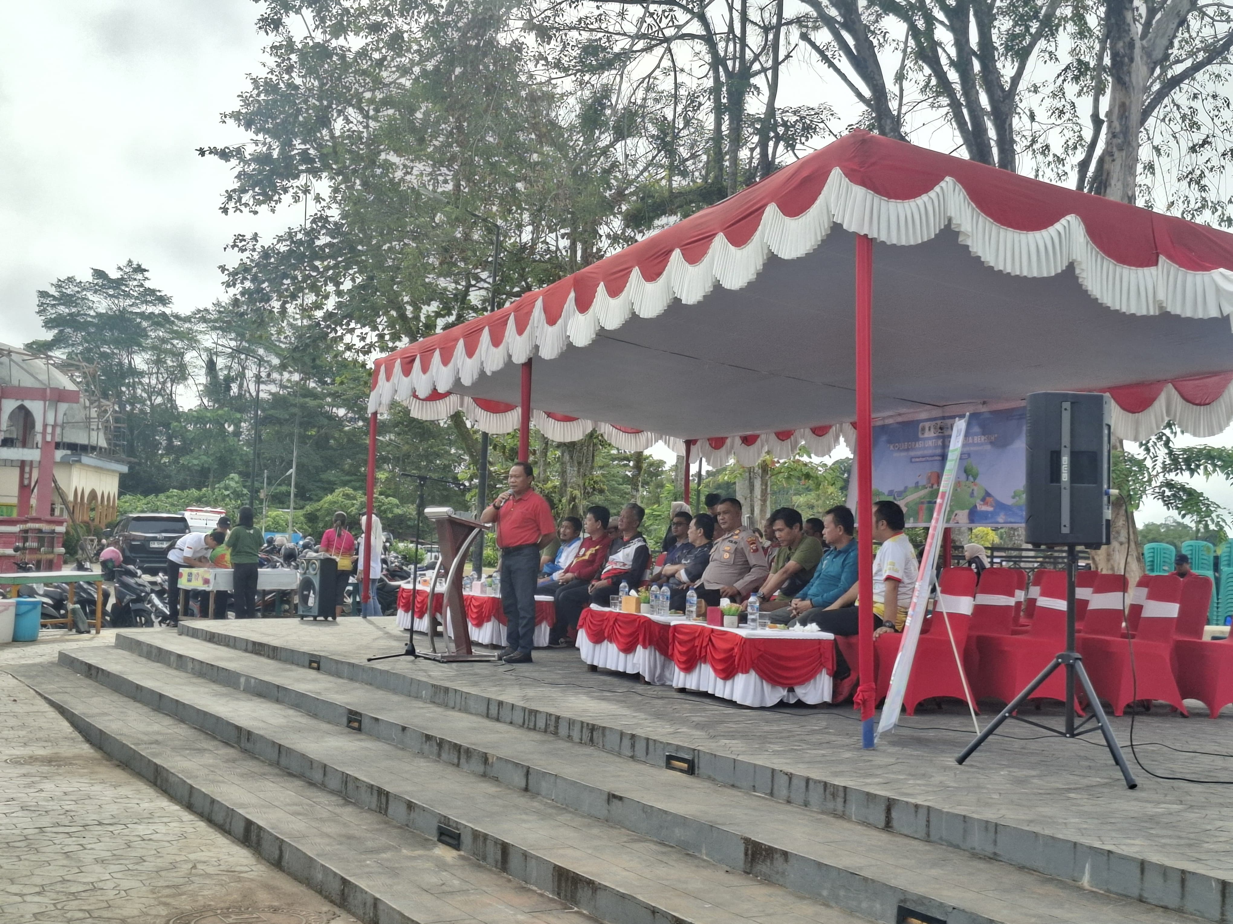 BERSIH-BERSIH: Kegiatan Hari Peduli Sampah Nasional (HPSN) 2025, aksi bersih lingkungan digelar di Waterfront Siluk, Putussibau.