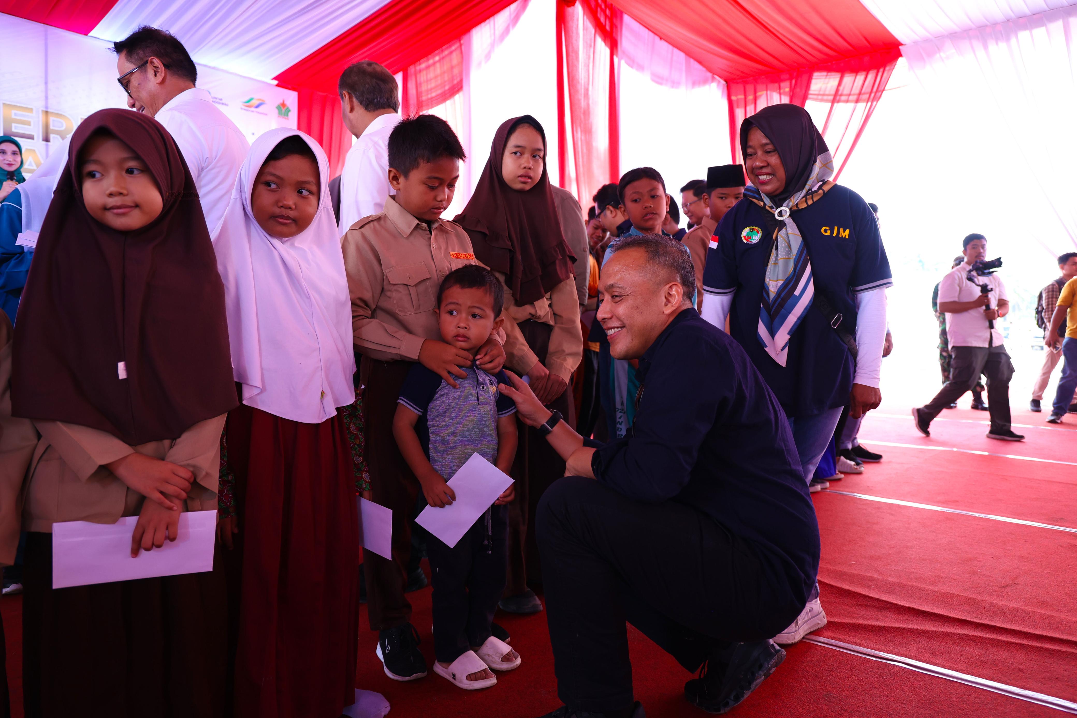 Manajemen PTPN IV PalmCo saat membagikan PMT kepada anak-anak.