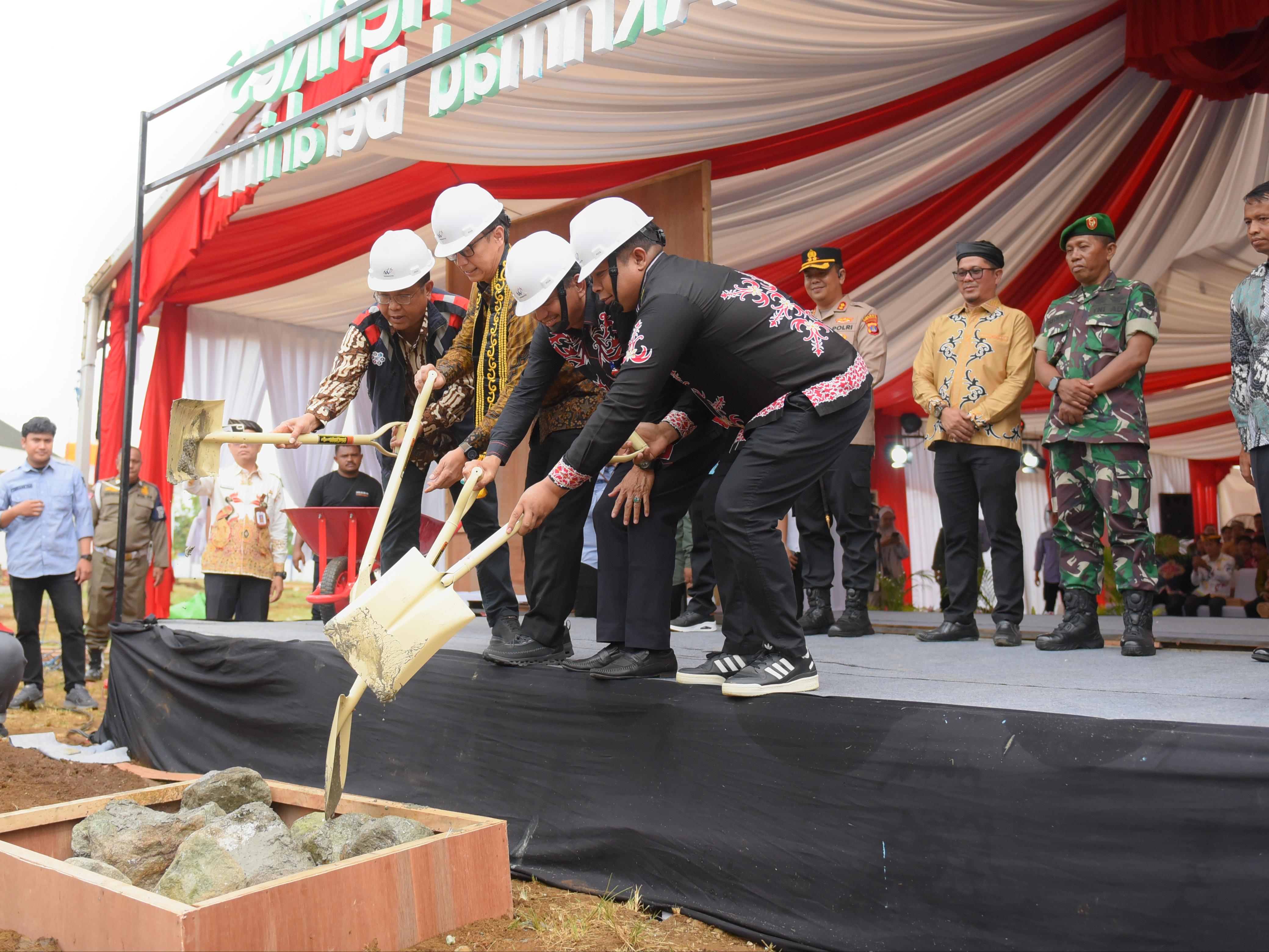 Menteri Kesehatan, Budi Gunadi Sadikin didampingi Direktur Operasi I Waskita Karya, Ari Asmoko melakukan peletakan batu pertama pembangunan RSUD Akhmad Berahim di Tana Tidung Kalimantan Utara.