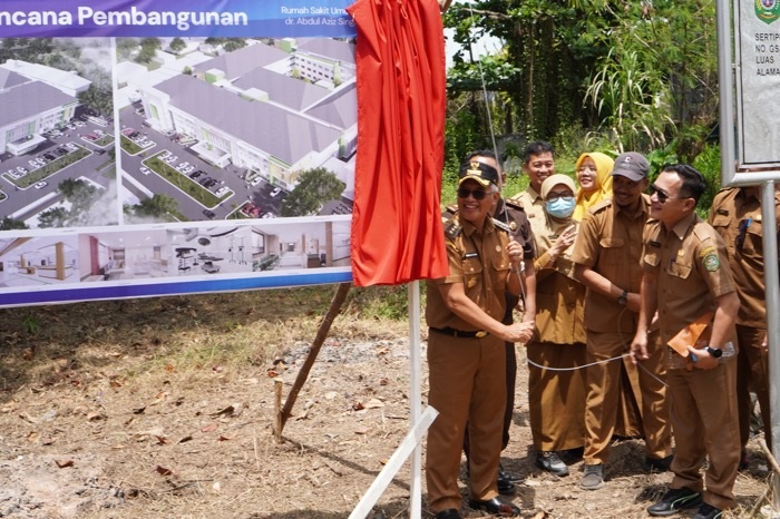 LUNCURKAN: Manajemen RS Abdul Aziz Singkawang saat melucurkan rancangan pembangunan parkir di kawasan rumah sakit tersebut.