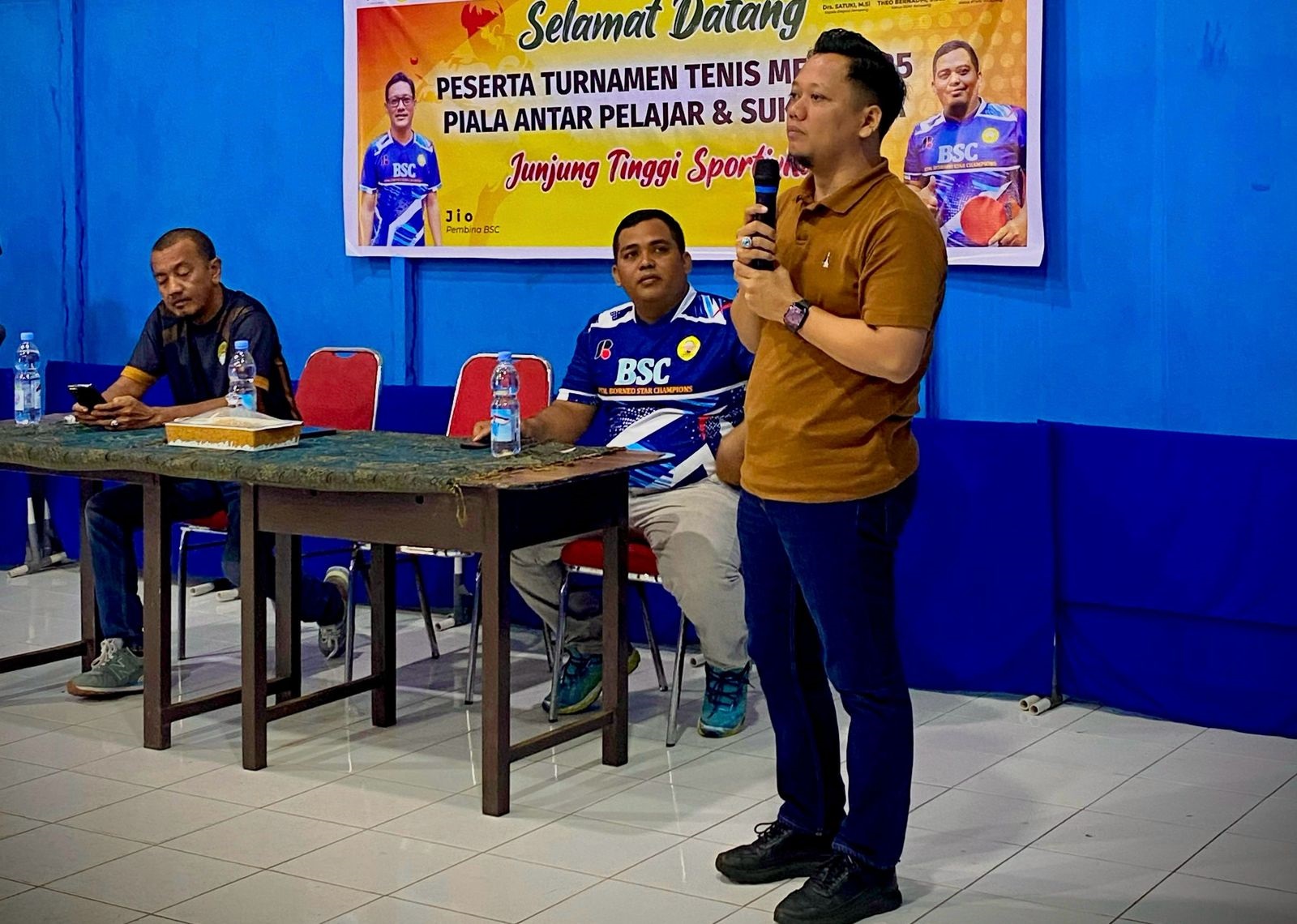 BUKA TURNAMEN: Ketua KONI Ketapang Theo Bernadhi, membuka turnamen tenis meja yang digelar PTM Borneo Stars Champion (BSC), Sabtu (22/2).