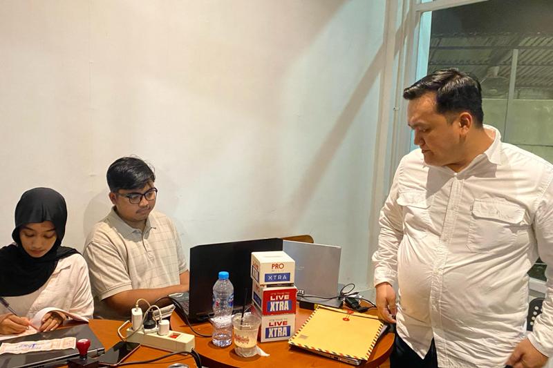 Anggota Hipmi Kalimantan Barat, Deska Irnan Syafara (kemeja putih) saat mendaftar ke panitia pendafataran calon ketua BPC Hipmi Kota Pontianak pada Minggu (23/2/2025) malam.
