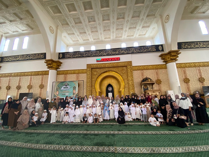 Para Santri KB Berkah Quran saat foto bersama di Masjid Raya Mujahidin.
