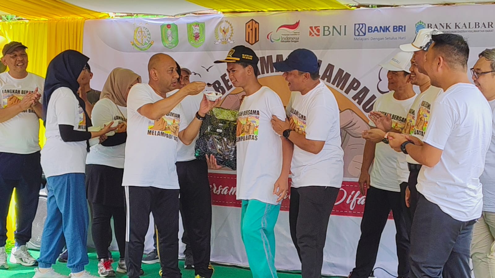 BERSAMA: Kajari Sanggau bersama Ketua DPRD Sanggau saat melakukan kegiatan bersama anak-anak difabel di Sanggau.