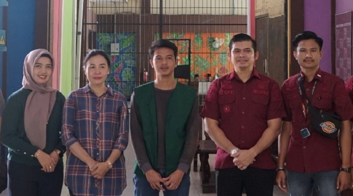 DISERAHKAN: Warga Malaysia (rompi hijau) saat diserahkan Imigrasi Putussibau ke Pontianak.