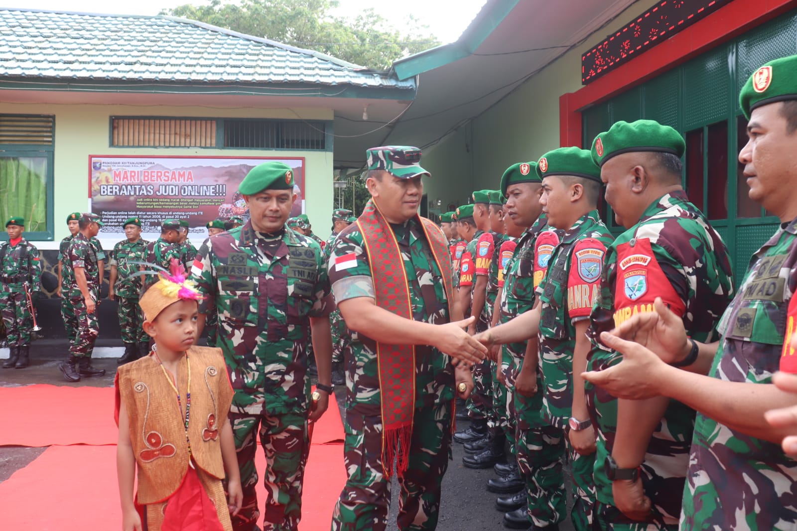 KUNJUNGAN: Pangdam XII/Tanjungpura Mayjen TNI Jamallulael dan Ketua Persit KCK Daerah XII/Tpr, Ny Indah Jamallulael mengunjungi Kodim 1206/Putussibau.