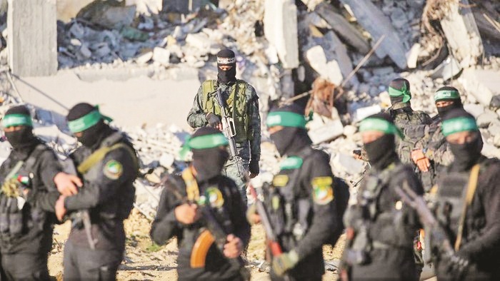 AMANKAN: Para petempur Hamas mengamankan lokasi pembebasan dua sandera Israel di Jalur Gaza, yang diserahkan kepada tim Palang Merah Internasional.