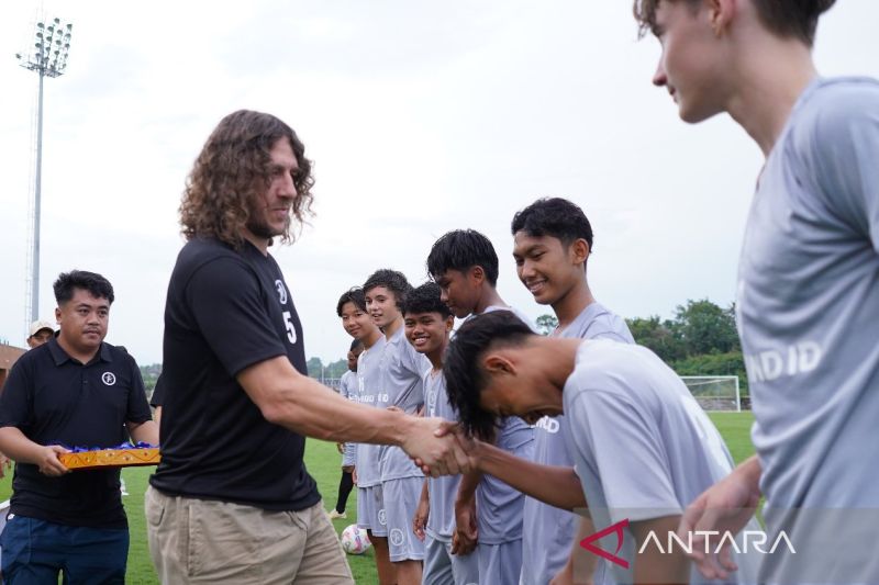 MOTIVASI: Legenda Barcelona dan tim nasional Spanyol, Carles Puyol saat memantau pesepakbola muda Indonesia di gelaran pertandingan Starbol Indonesia di Bali United Training Center (BUTC).