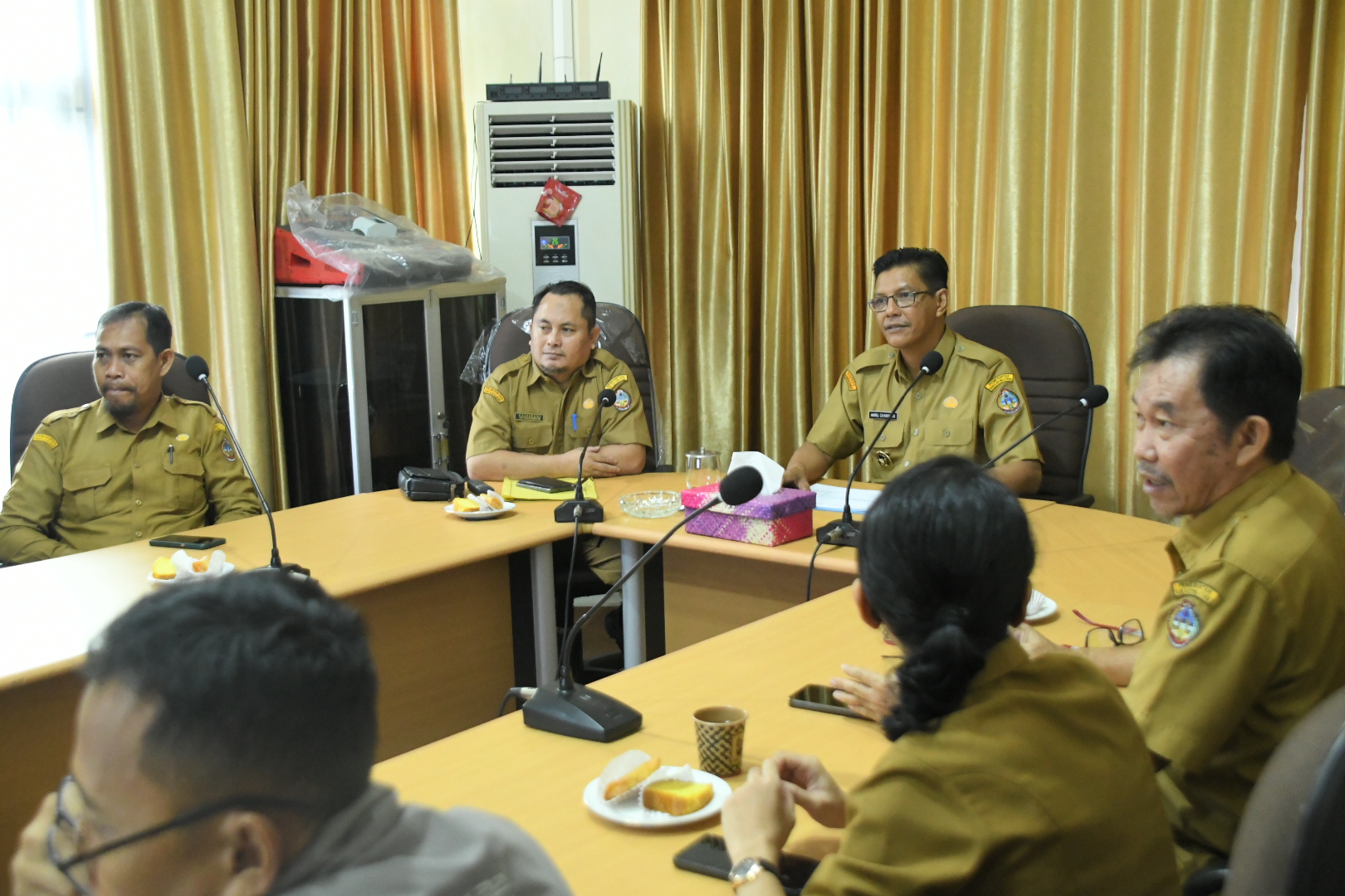 LANGSUNG RAPAT: Wakil Bupati Kayong Utara, Amru Chanwari saat mengikuti Rakor, Senin (24/2).