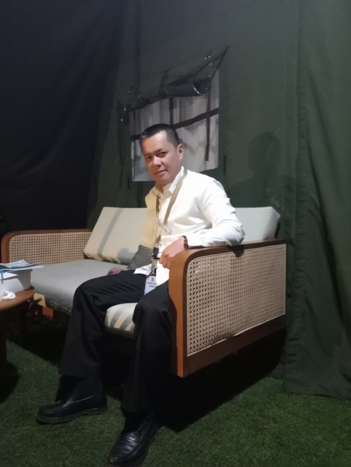 SESI MALAM: Bupati Kayong Utara, Romi Wijaya, bersiap sebelum memasuki sesi kelas malam di hari ketiga Magelang Retreat 2025.