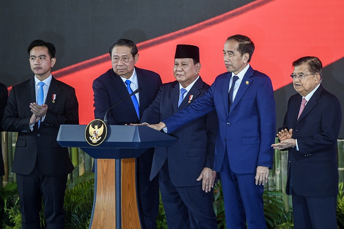 Presiden Prabowo Subianto (tengah) didampingi Wapres Gibran Rakabuming Raka (kiri) bersama Presiden ketujuh Joko Widodo (kedua kanan), Presiden keenam Susilo Bambang Yudhoyono (kedua kiri) dan Wapres ke-12 Jusuf Kalla (kanan) meluncurkan secara simbolis b