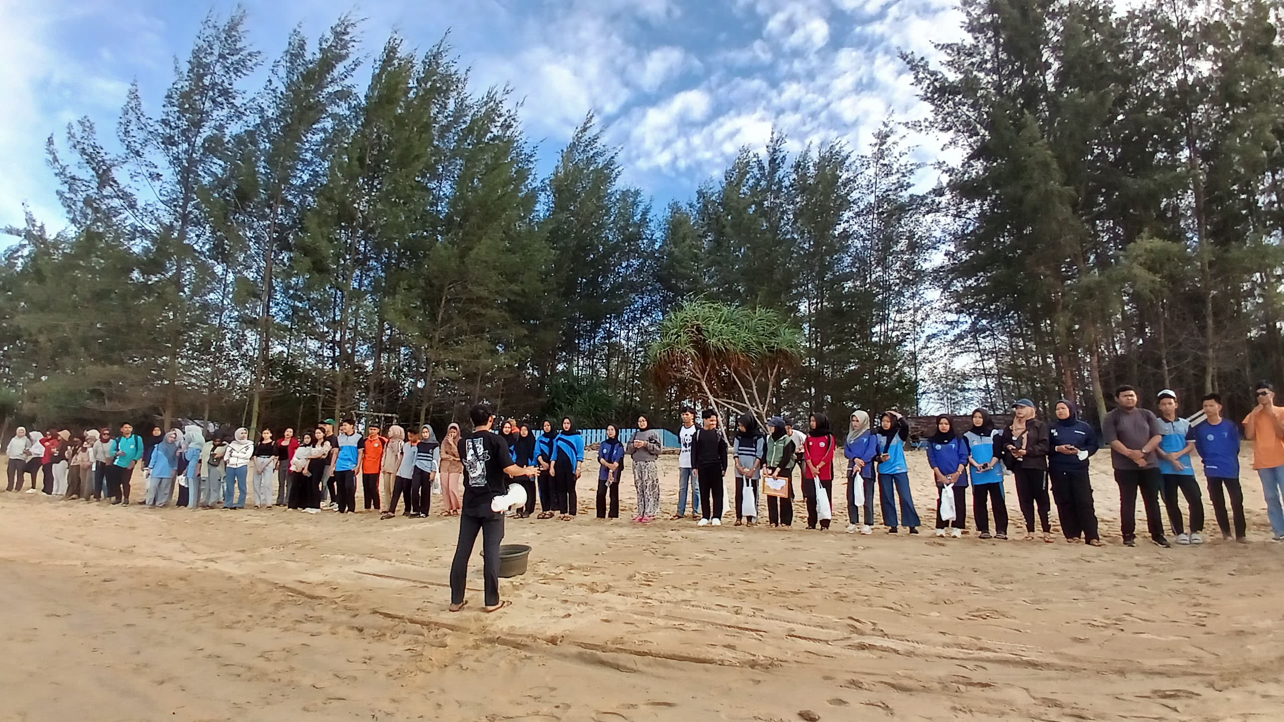 Wahana Bahari Paloh dan WWF Indonesia gelar aksi bersih pantai dan lomba daur ulang di Pantai Paloh.