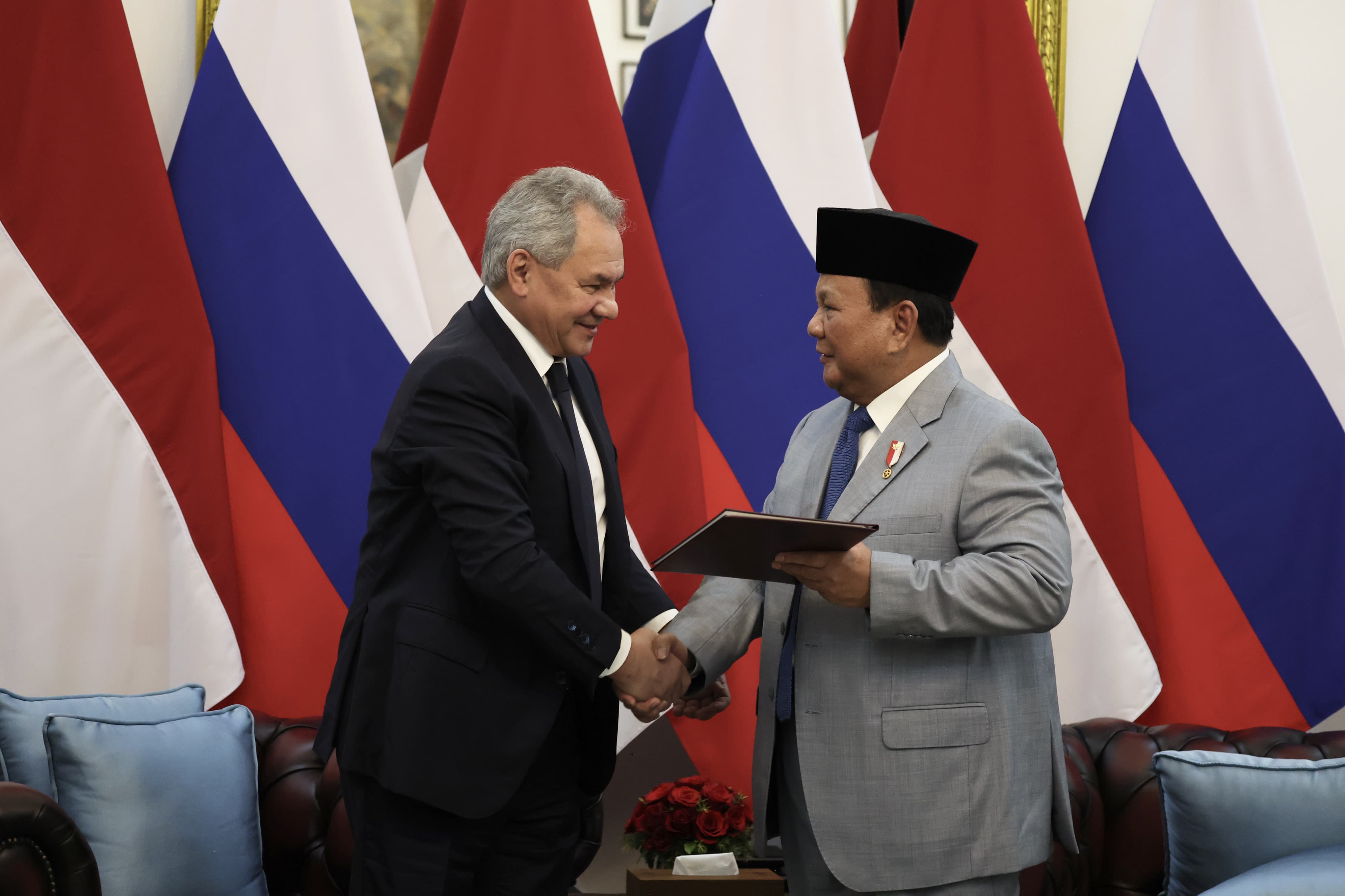 Presiden RI Prabowo Subianto saat menerima kunjungan kehormatan Sekretaris Dewan Keamanan Federasi Rusia, Sergei K. Shoigu di Istana Merdeka, Jakarta, Selasa (25/2) siang.