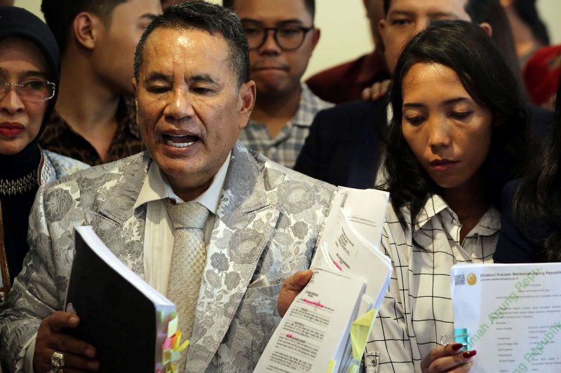 Pengacara ternama Hotman Paris (kiri).