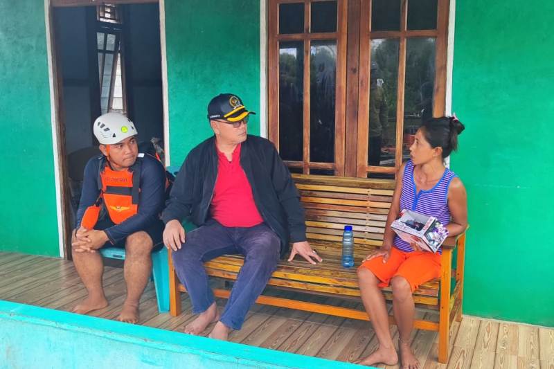 Anggota DPRD Kalbar dari PDIP, Agus Sudarmansyah bersama Tim SAR Basarnas Kayong Utara, yang dipimpin Teguh Wahyudi tengah berbincang ringan dengan ibu korban di Kampung Simpang Aor.