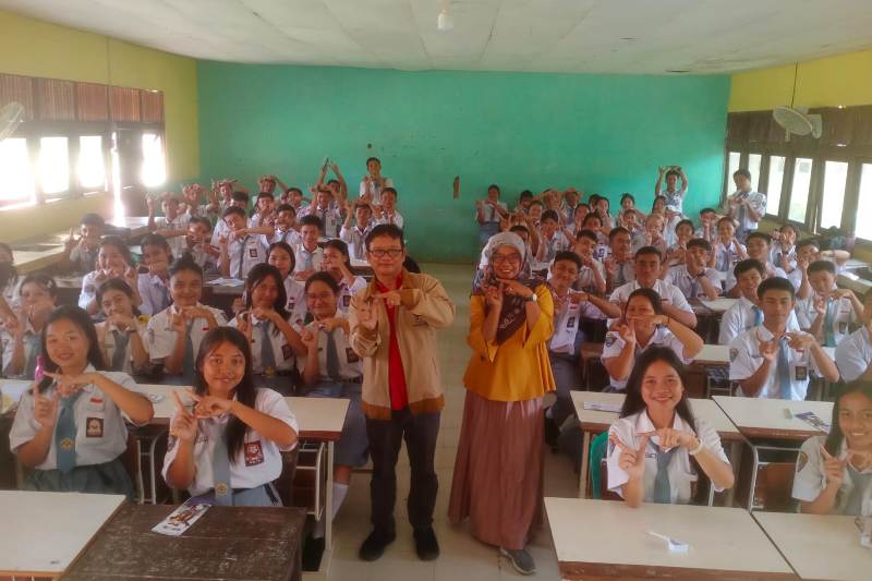 Sosialisasi Universitas terbuka (UT) di SMAN 1 Jelimpo.