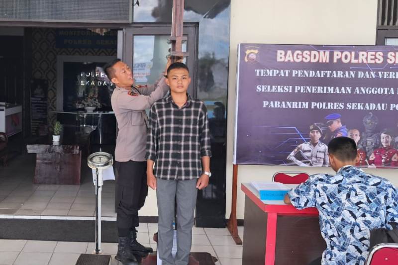 Peserta menjalani pengukuran tinggi badan sebagai salah satu tahapan tes penerimaan Polri di Sekadau, Selasa (25/2).