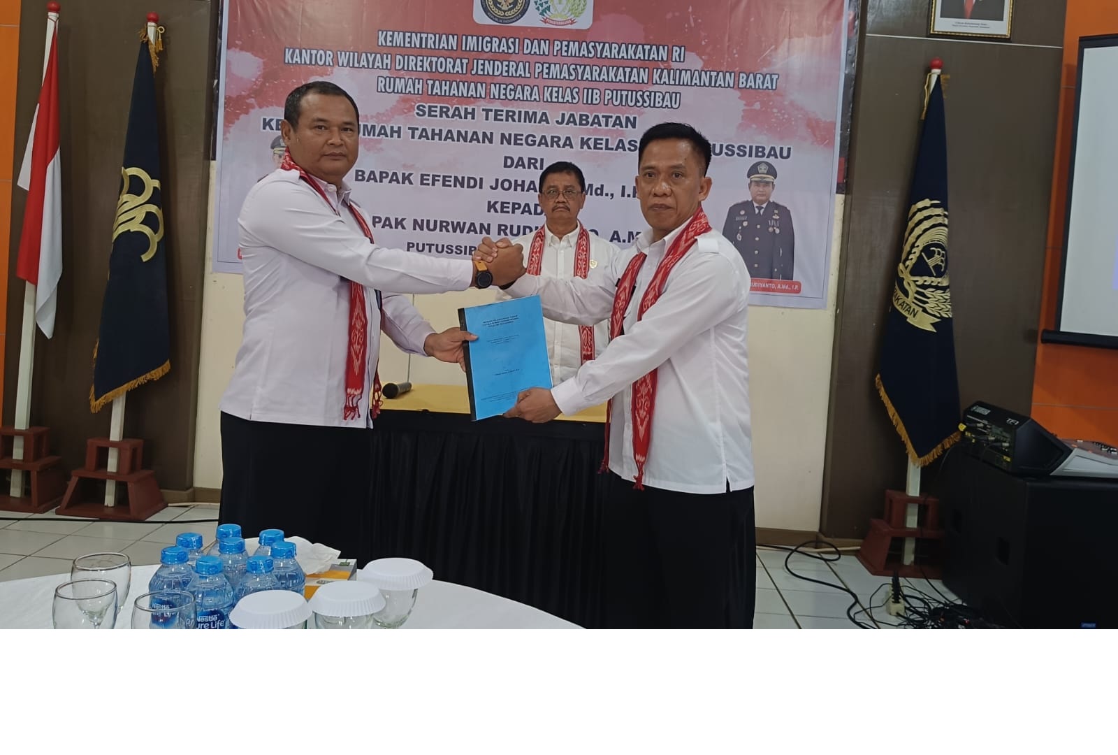 SERAH TERIMA: Proses Sertijab Kepala Rutan Putussibau disaksikan Kepala Kantor Wilayah Ditjen Pemasyarakatan Kalimantan Barat Teguh Wibowo.