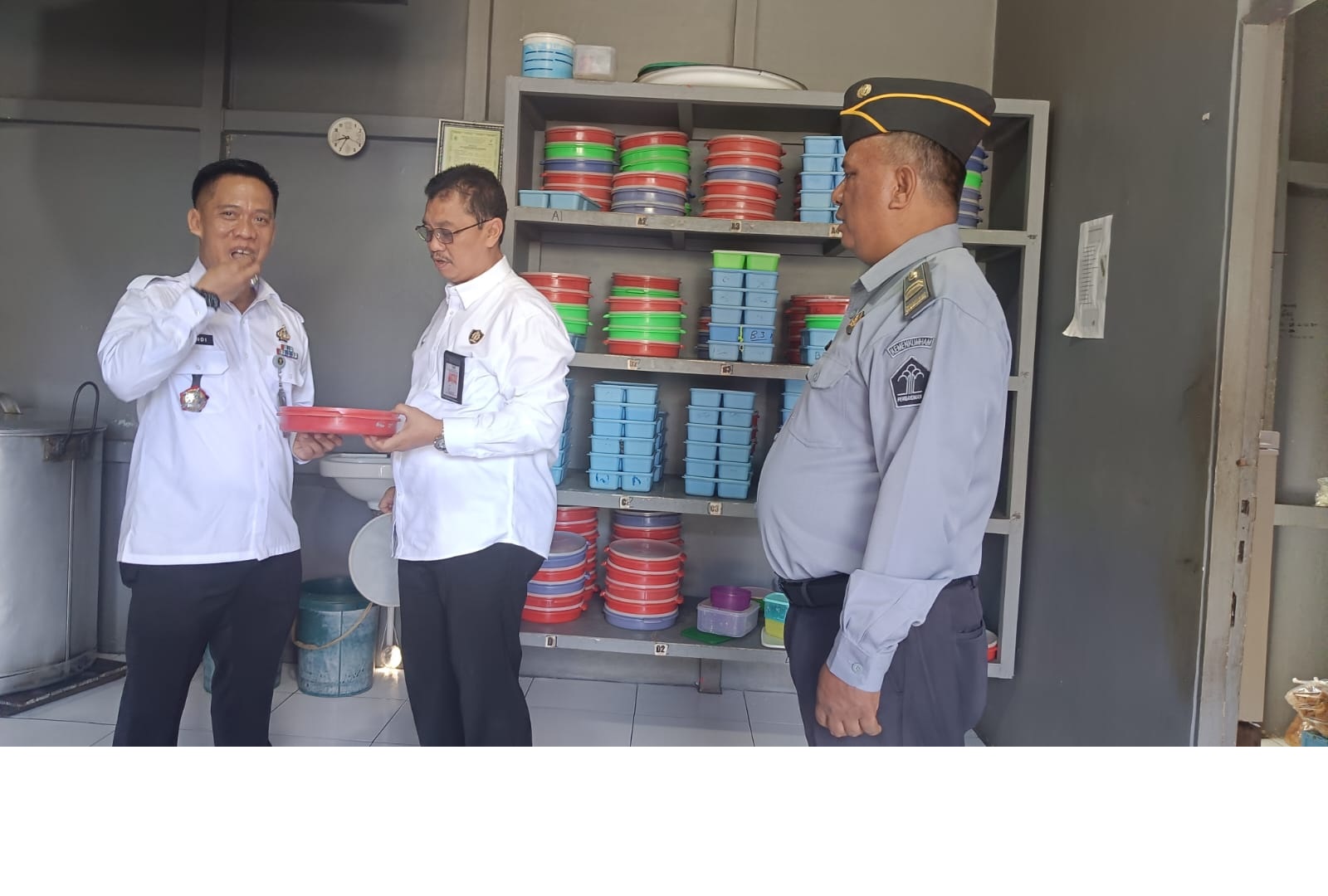 PENINJAUAN: Kepala Kantor Wilayah Ditjen Pemasyarakatan Kalimantan Barat Teguh Wibowo melakukan peninjauan Rutan Putussibau.