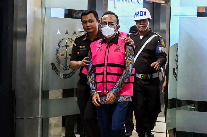 Direktur Utama PT Pertamina Patra Niaga Riva Siahaan (tengah) berjalan memasuki mobil tahanan usai ditetapkan sebagai tersangka kasus dugaan korupsi dalam tata kelola minyak mentah dan produk kilang pada PT Pertamina Subholding dan Kontraktor Kontrak Kerj
