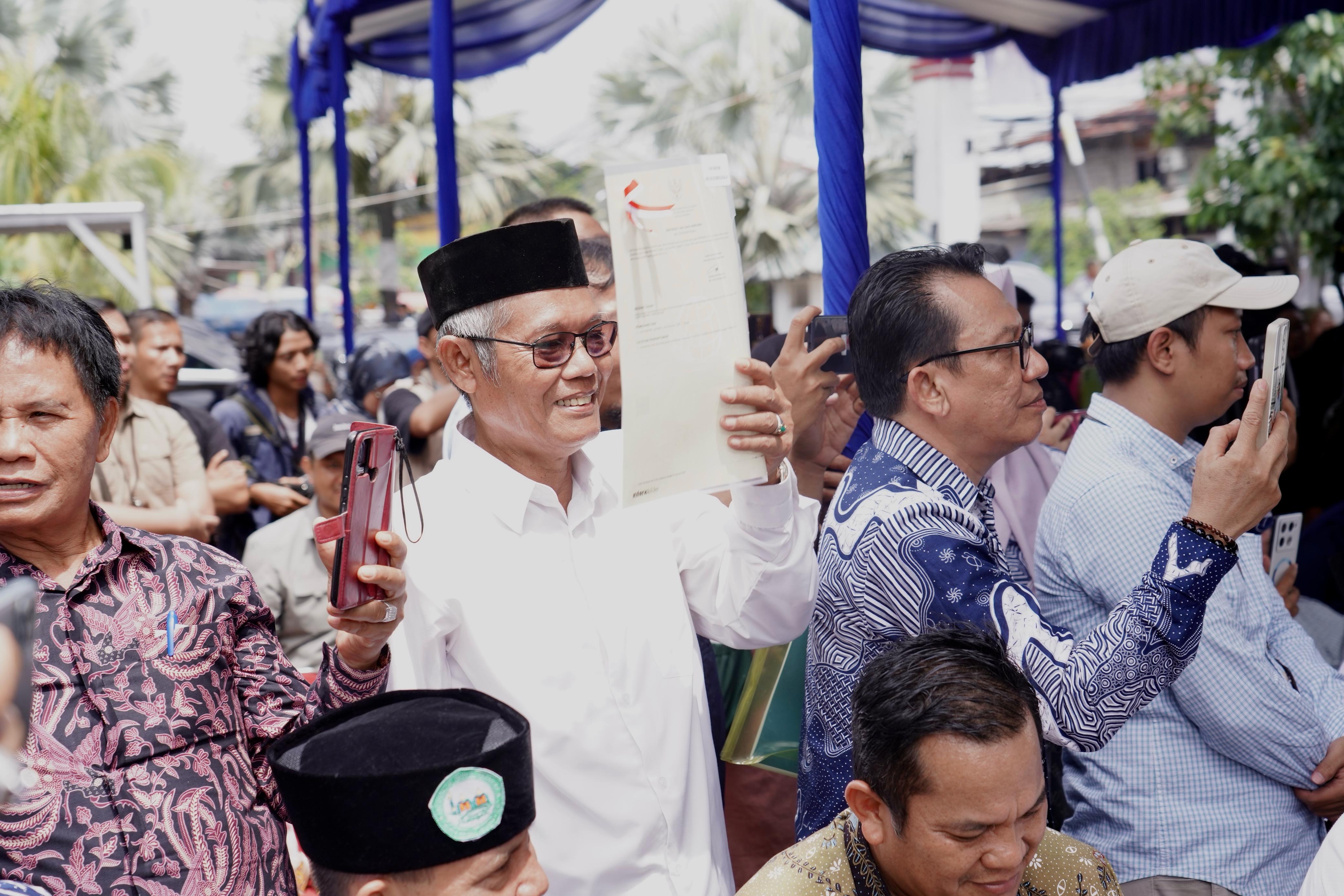 Nusron Wahid, menyerahkan lima Sertipikat Hak Guna Bangunan (HGB) di atas Hak Pengelolaan (HPL) Nomor 54/Jakarta Utara milik Pemerintah Provinsi DKI Jakarta.