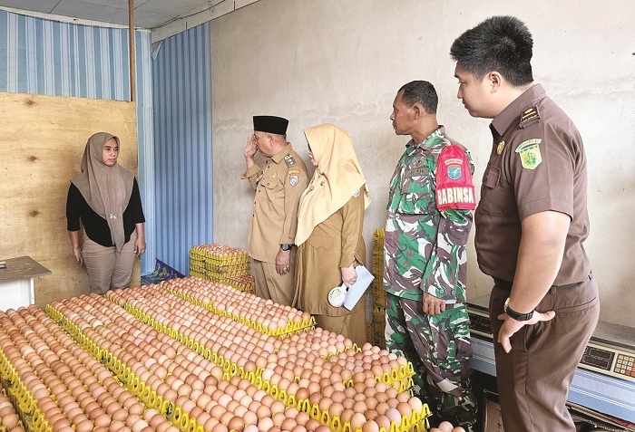 SIDAK :&nbsp; Wabup H Juli saat melaksanakan inspeksi mendadak (Sidak) di salah satu pedagang telur di Sungai Pinyuh.