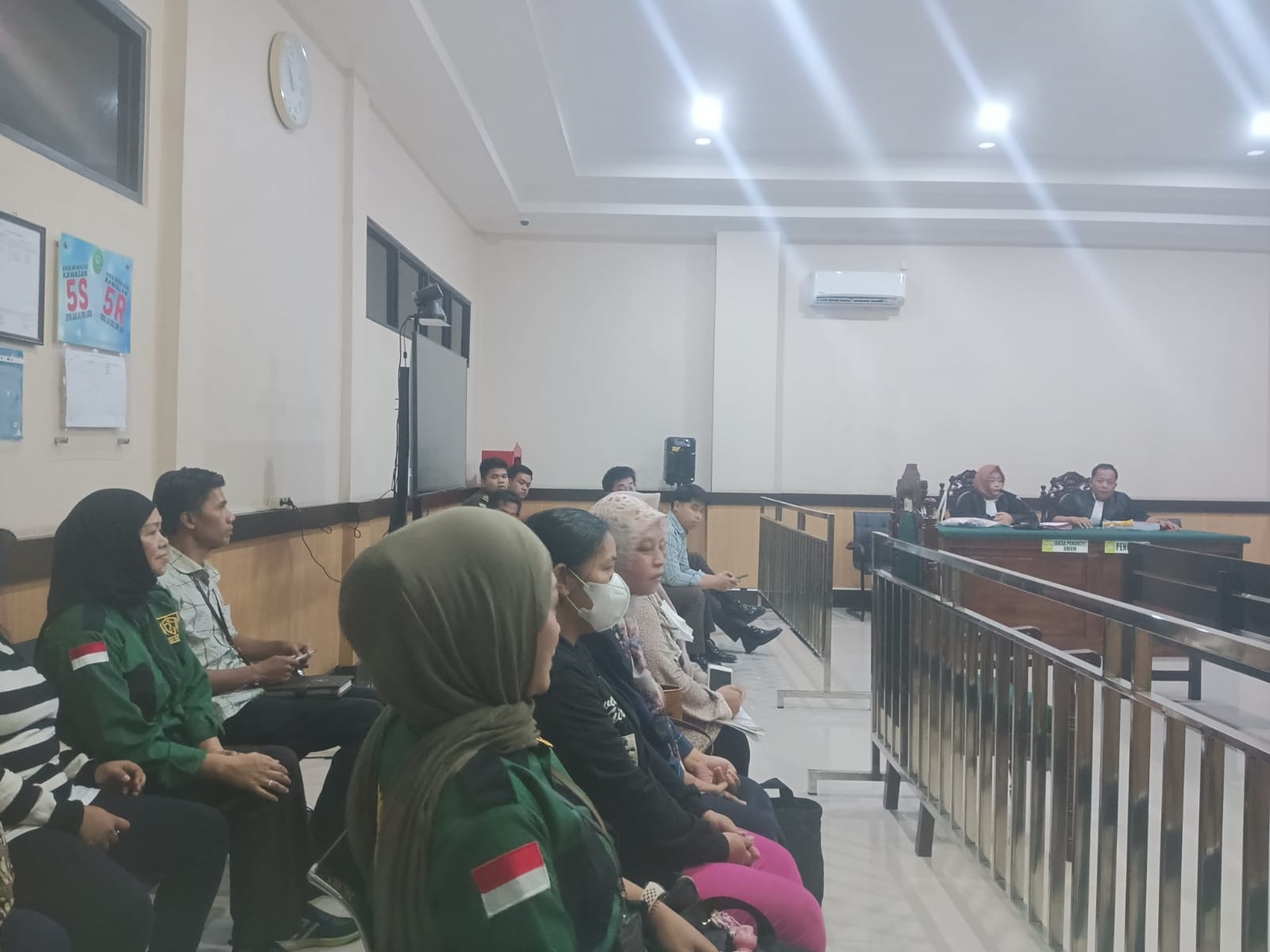 SIDANG: Suasana persidangan kedua kasus pelecehan anak di bawah umur yang melibatkan H Aman yang diambil dari luar ruang sidang di persidangan Pengadilan Negeri Singkawang, Selasa (25/2).
