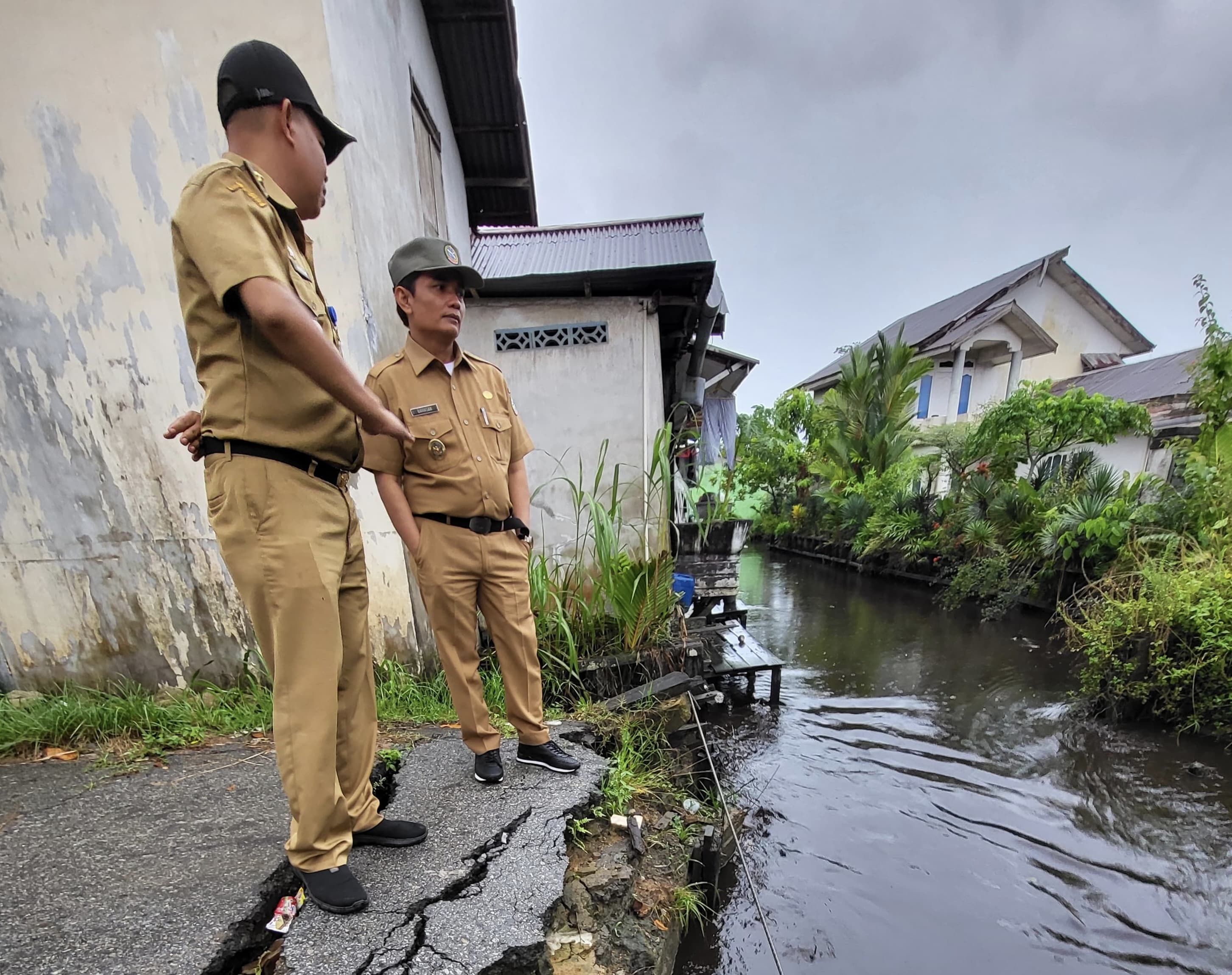 TINJAU DRAINASE: Wakil Wali Kota Pontianak Bahasan meninjau drainase di sejumlah lokasi di wilayah Pontianak Utara dan Timur.