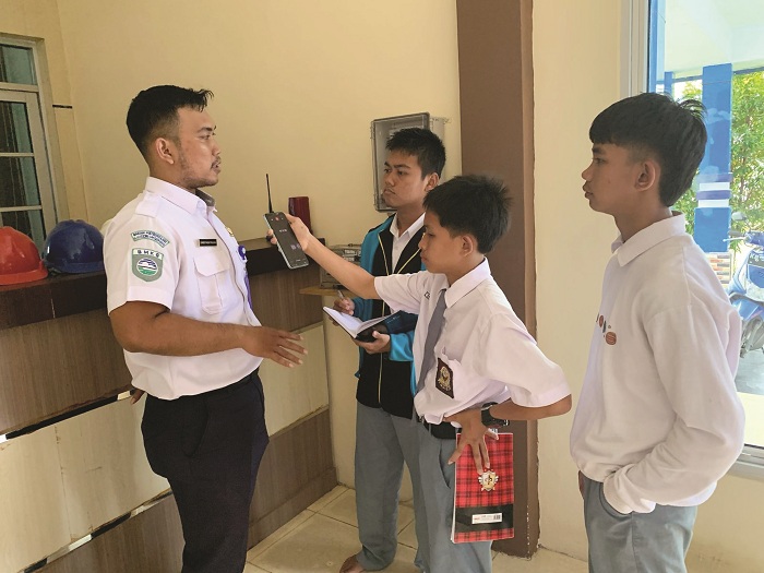 JURNALISTIK : Salah satu kelompok&nbsp; peserta pelatihan sedang melakukan praktik wawancara kepada pegawai BMKG dalam kegiatan Pelatihan Jurnalistik Dasar.