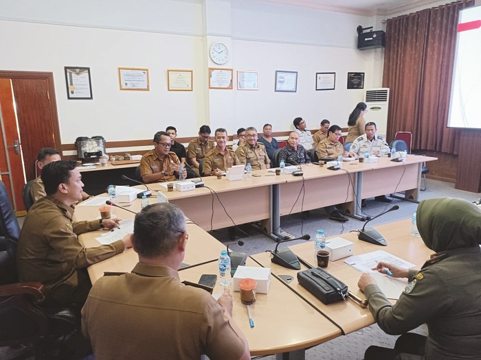 Suasana rapat persiapan sambut bupati dan wakil bupati baru yang dipimpin oleh Wakil Bupati Sintang Florensius Ronny.