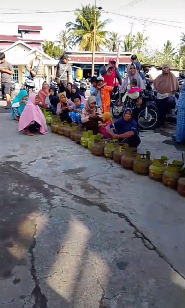 Antrian konsumen tabung elpiji 3 kilogram di Pangkalan Kecamatan Terentang, Kabupaten Kubu Raya.