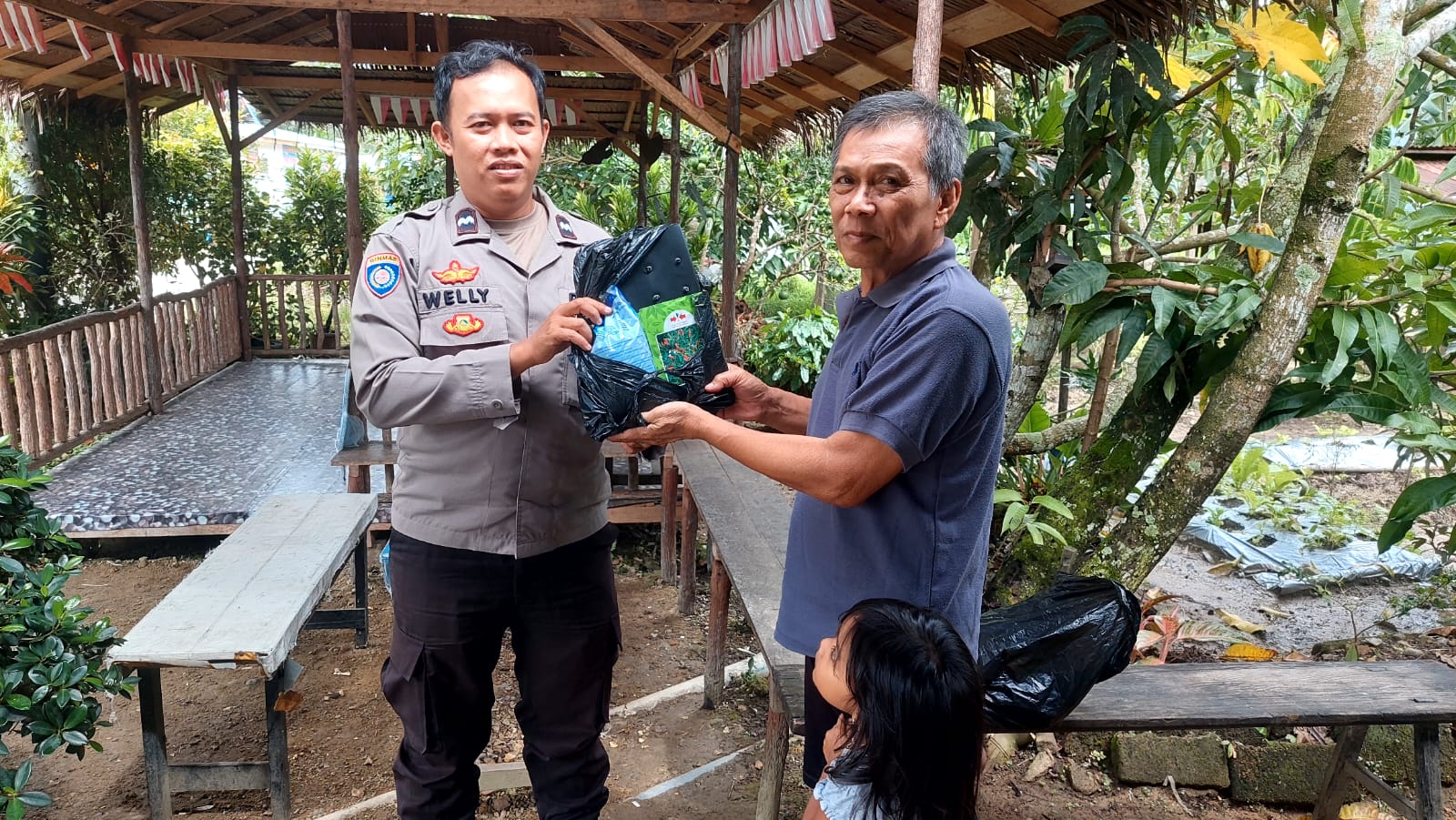 Satbinmas Polres Bengkayang saat memberikan bantuan bibit sayur mayur dan pupuk kepada waraga, Rabu (26/2).