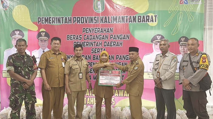 BANTUAN : Wabup Juli menerima bantuan pasca banjir dan Pemprov Kalbar.