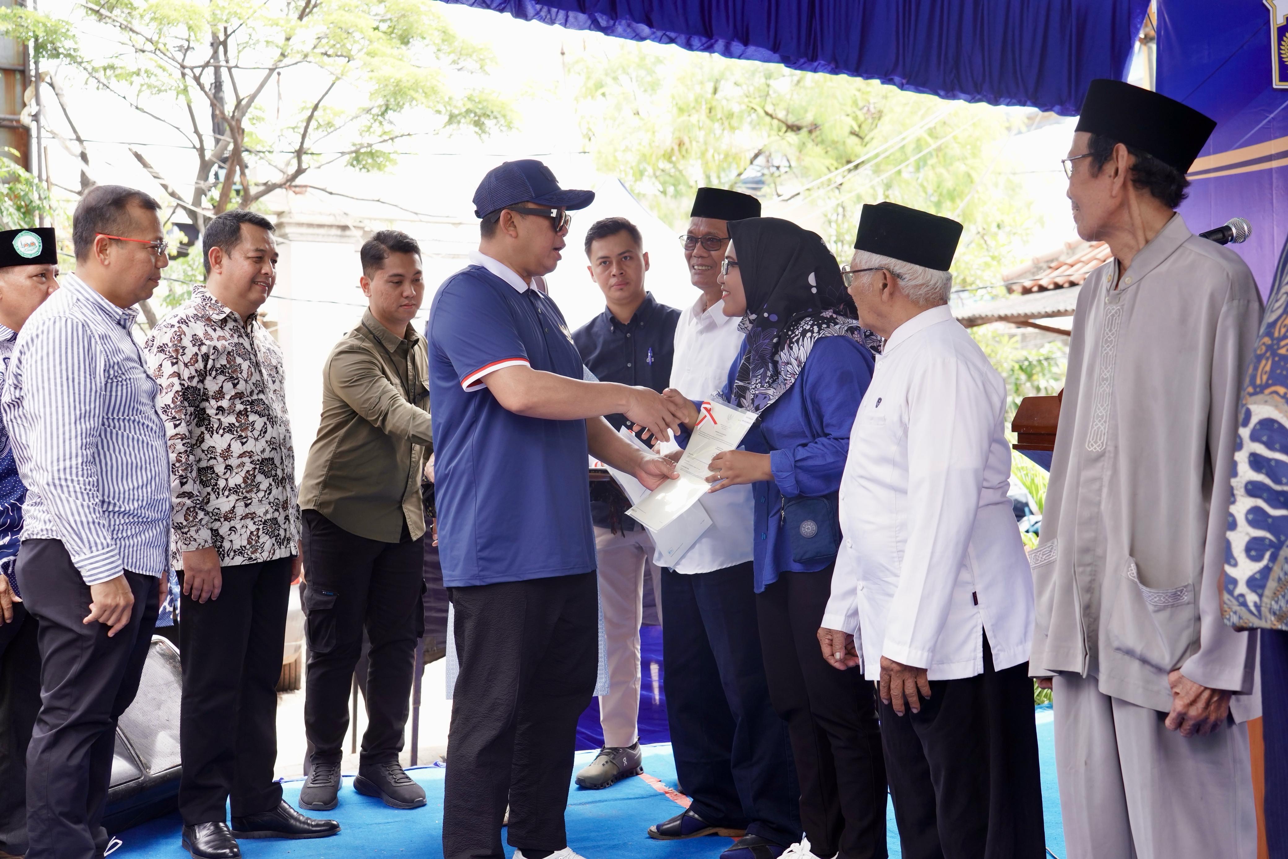 Penyerahan lima Sertipikat Hak Guna Bangunan (HGB) kepada masyarakat Kampung Nelayan.