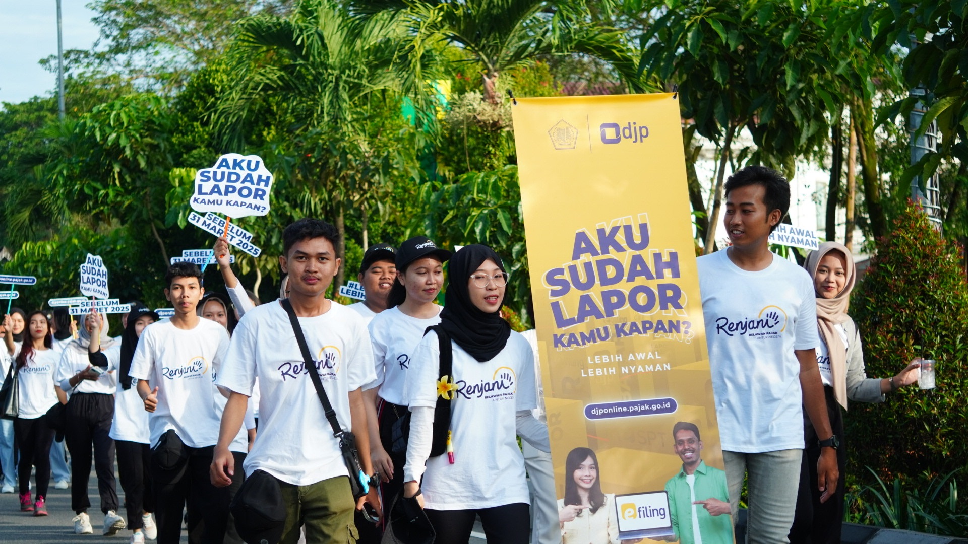 KAMPANYE SIMPATIK: Kantor Wilayah DJP Kalbar bersama anggota Relawan Pajak untuk Negeri (Renjani) 2025 dari Tax Center melaksanakan Kampanye Simpatik dalam CFD di Jalan Ahmad Yani, Minggu.