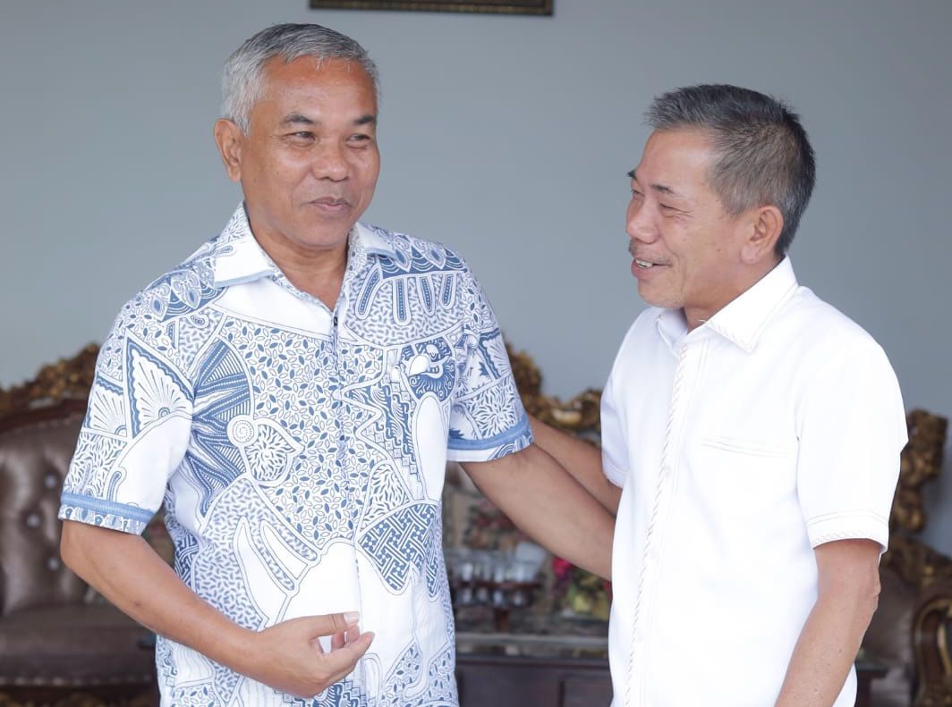 SILATURAHMI : Wabup Ketapang, Jamhuri Amir, menyambangi mantan Bupati Ketapang, Martin Rantan, di kediamannya, Selasa (25/2).