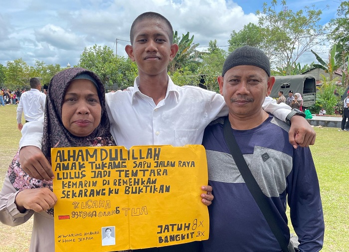 LOLOS TENTARA: Bismo Taqhli Siddiq bersama kedua orang tuanya. Ia berhasil lulus seleksi TNI AD.