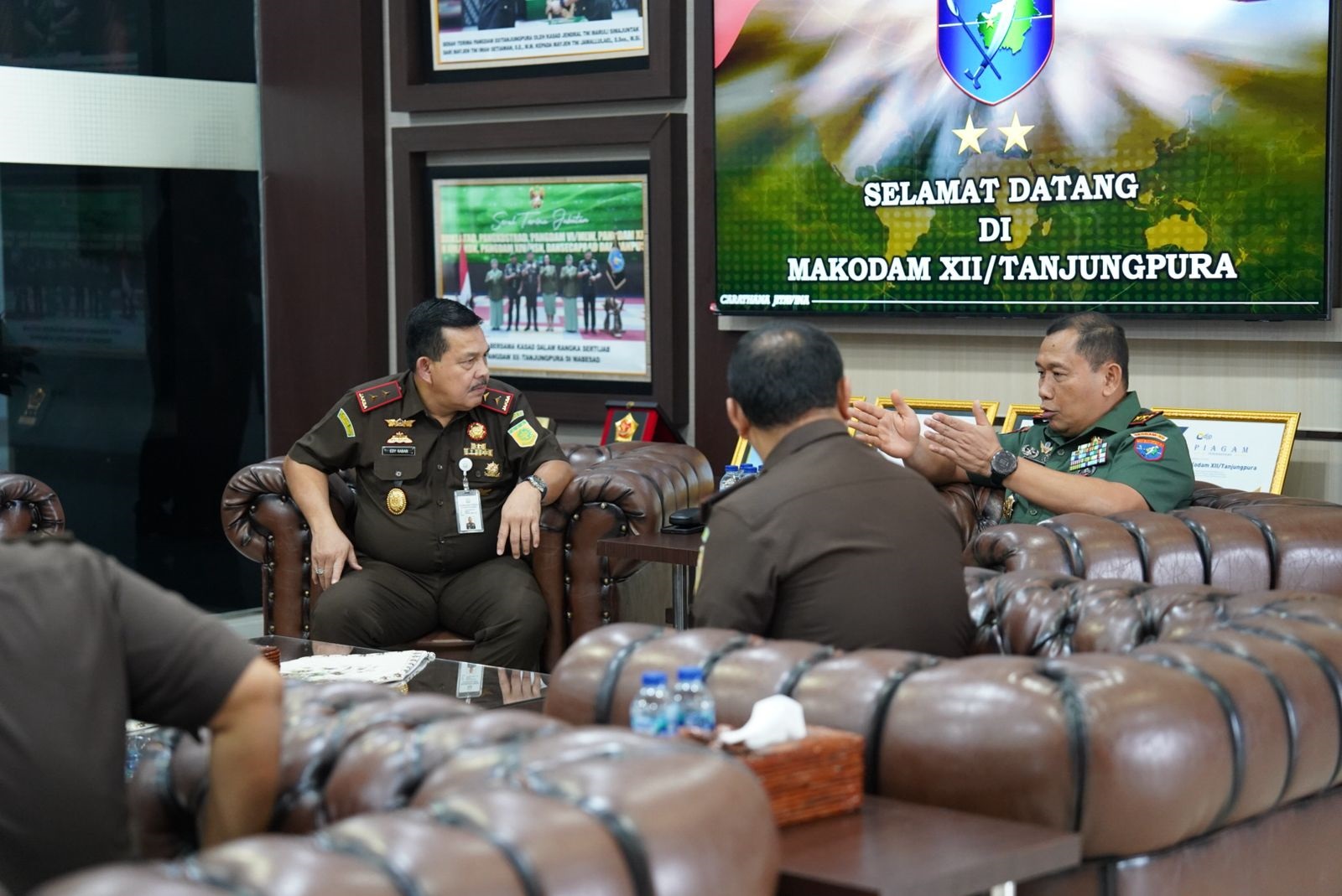 SILATURAHMI: Pangdam XII/Tanjungpura, Mayjen TNI Jamallulael menerima kunjungan Kepala Kajati Kalbar, Edyward Kaban, di Makodam pada Rabu (26/2).