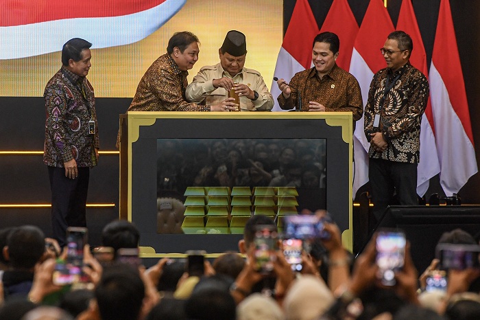Presiden Prabowo Subianto (tengah) didampingi Menteri Koordinator Bidang Perekonomian Airlangga Hartarto (kedua kiri), Menteri BUMN Erick Thohir (kedua kanan), Dirut Pegadaian Damar Latri Setiawan (kanan), dan Dirut Bank Syariah Indonesia Hery Gunardi (ki