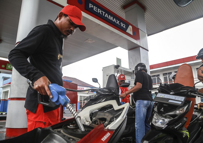 Petugas melayani pengisian bahan bakar minyak (BBM) jenis Pertamax pada kendaraan di salah satu SPBU, Ternate, Maluku Utara, Minggu (2/2/2025). PT Pertamina (Persero) melakukan penyesuaian harga bahan bakar minyak (BBM) jenis Pertamax dari Rp12.800 per li