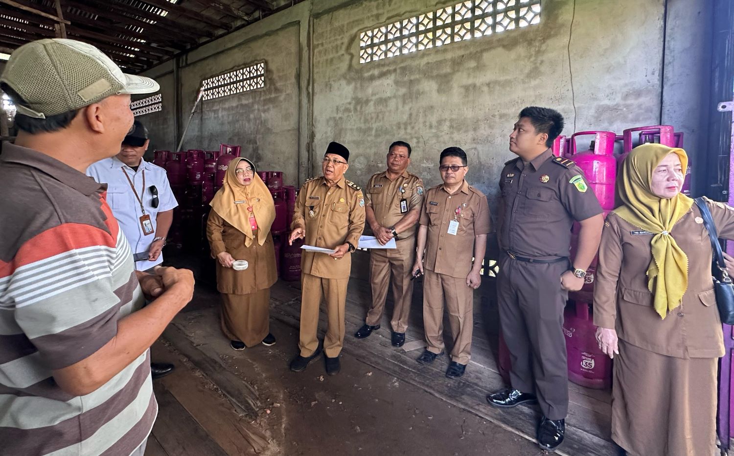 SIDAK : Wabup saat memimpin inspeksi mendadak (Sidak) di salah satu pangkalan elpiji di Kota Mempawah.